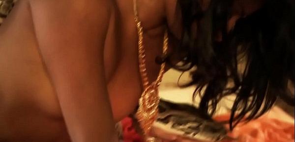  Bollywood Babe Loves To Expose Herself